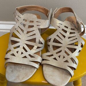 BareTraps gold/cream Cutout Sandals size 8.5